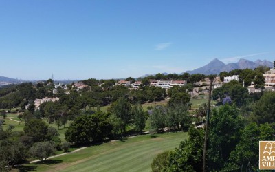 Villa til salgs med utsikt mot havet og golfbanen Don Cayo Alte